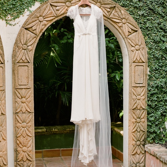 Jenny Packham Dentelle Wedding Dress - Picture 3 of 8